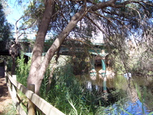 In der Sonne am Fluss entlang.