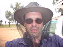 Sieht ziemlich dämlich aus ist aber unverzichtbar - das Fliegennetz. Gerade mal wenige Sekunden auf dem Kopf und schon gibt's Besuch.