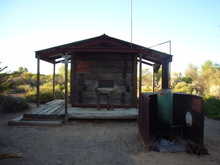 Früher vielleicht mal ein altes Wohnhaus. Jetzt eine Toilette mit Dusche (und Spinnen).