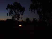 Das inzwischen obligatorische Lagerfeuer. Heute in Oak Valley. 