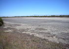 Nicht weit vom Meer, aber nichts als trockene Salzwüste. Im Coorong Nationalpark